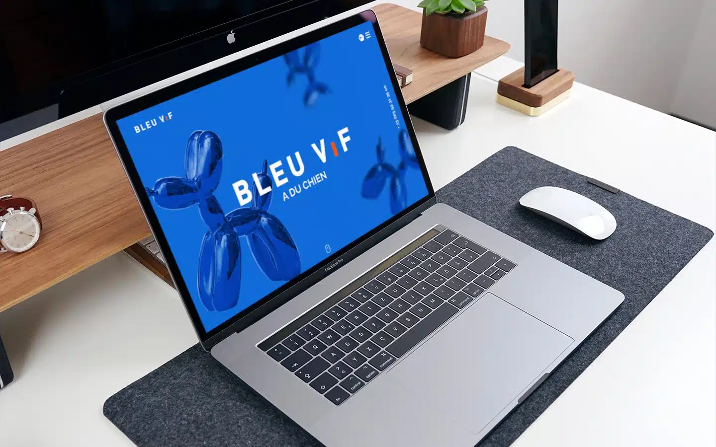 Macbook sur un bureau ouvert sur le site internet de l'agence Bleu Vif